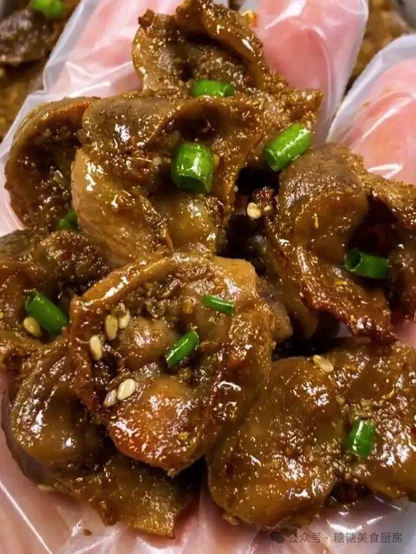 得金黄酥脆内里却保持着柔嫩多汁香气扑鼻。尊龙凯时人生就是搏平台烤鸡胗！它外表烤(图3)