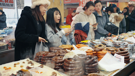 ”不尽》正在热播 烧烤里感受烟火人间尊龙凯时网登顶美食榜首｜ 《野火“烤(图10)